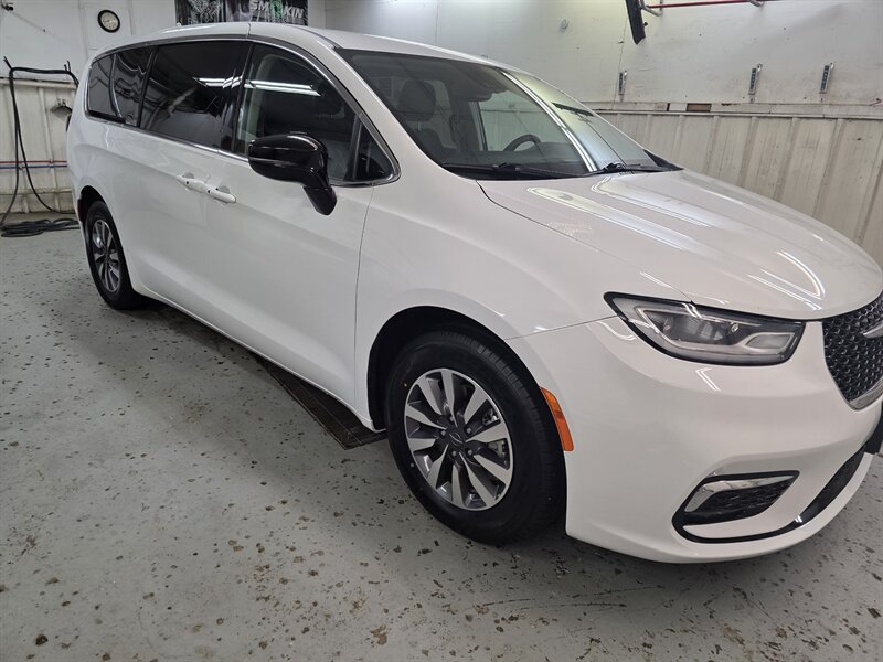 chrysler pacifica phev 2024 2C4RC1S73RR118397 image chrysler pacifica phev 2024 2C4RC1S73RR118397 image